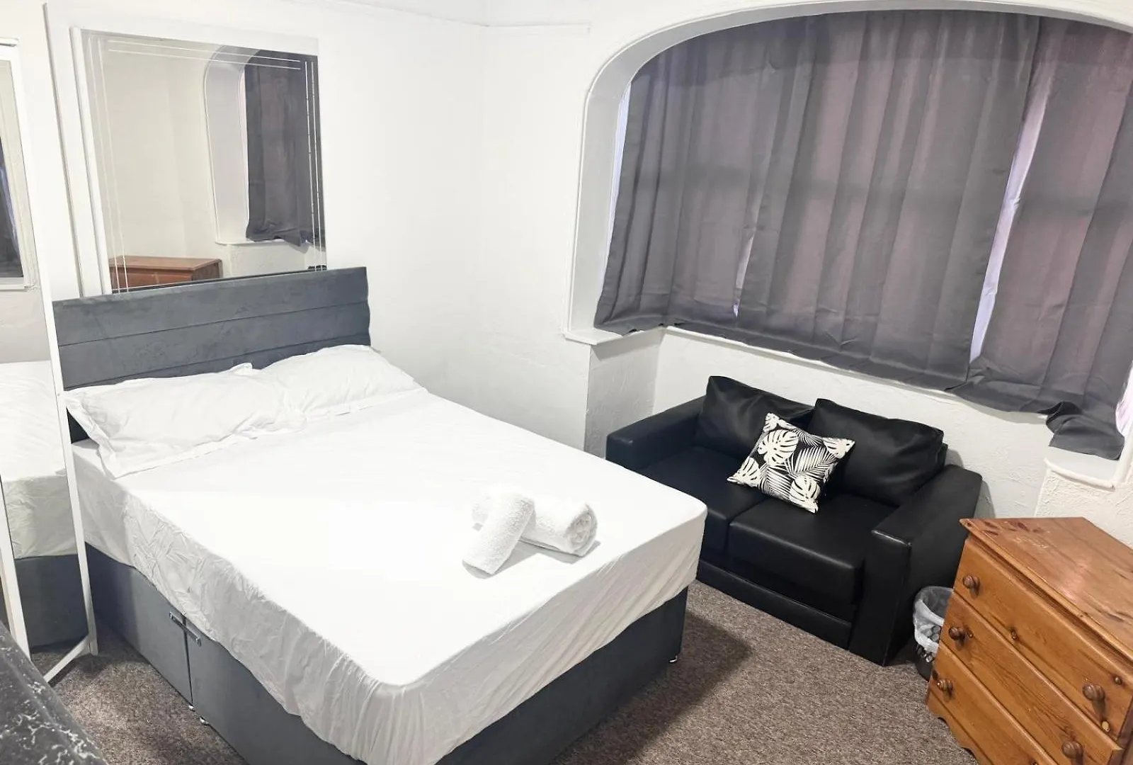 Serene Suite Rooms 1 - 5 Southampton 0*,