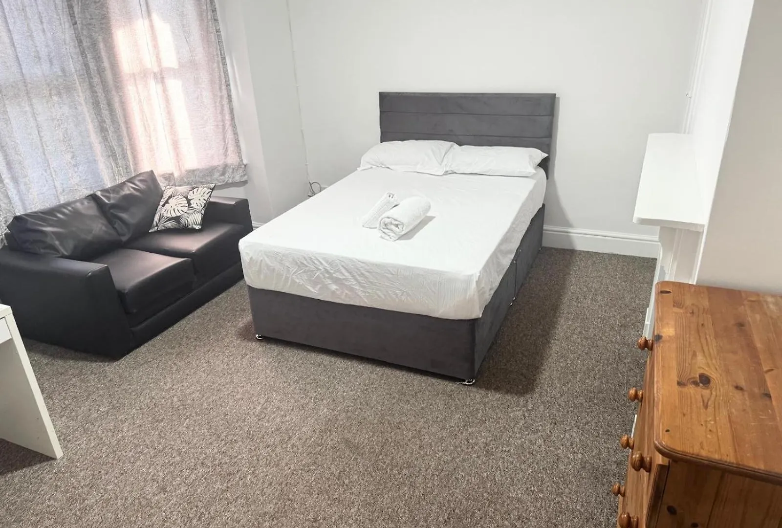 Serene Suite Rooms 1 - 5 Southampton Guest house