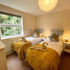 Price - Amazing 2 Bed 2 Bath - 4 Singles Or Super King Beds, 10 Min Walk To Centre, 5 Minute Walk To Mayflower Theatre, Smart Tv, Ensuite, Balcony, Free Parking Southampton